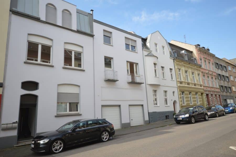 Singles aufgepasst: Top-Wohnung - Balkon - pfiffiger Schnitt - Citynahe Lage - Gäste- WC - Garage - Hausfront