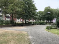 Anlage vor dem Haus