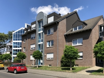 Hausansicht - +++ TRAUMHAFTE WOHNUNG für SINGLE oder PÄRCHEN+++ Balkon, Stellplatz und Ausbaureserve+++