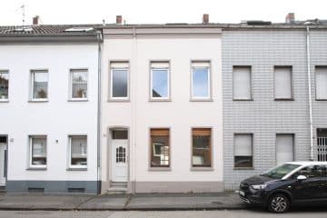 Wenn nicht jetzt, wann dann? Wunderschönes Stadthaus mit viel Platz, Garten, Garagenhalle u.v.m. - Hausfront