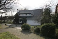 Hausfront und Einfahrtsbereich