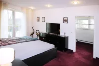 Schlafzimmer mit Blick in die Ankleide
