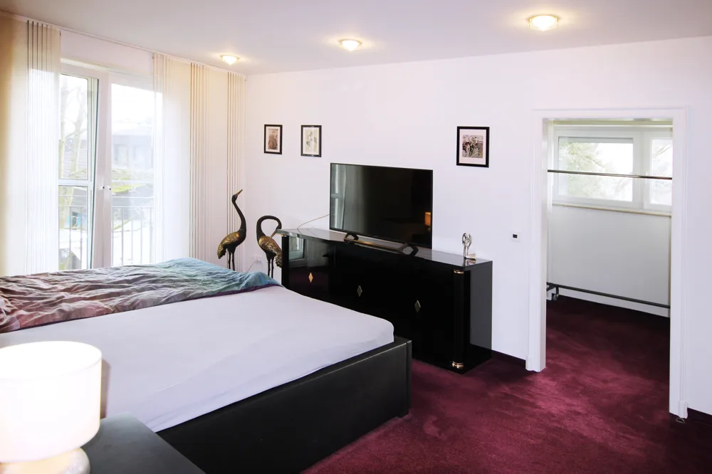 Schlafzimmer mit Blick in die Ankleide