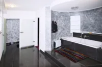 Masterbad mit Blick in den WC-Bereich