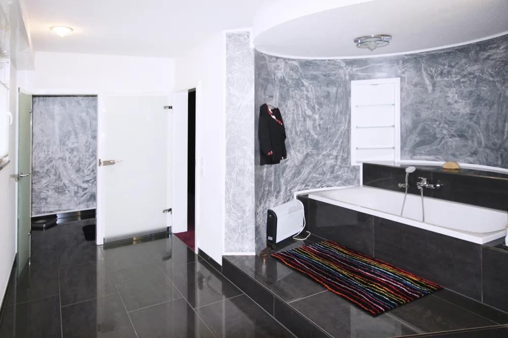Masterbad mit Blick in den WC-Bereich