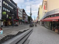 Fußgängerzone mit den Haus-Nr. 28+30 links