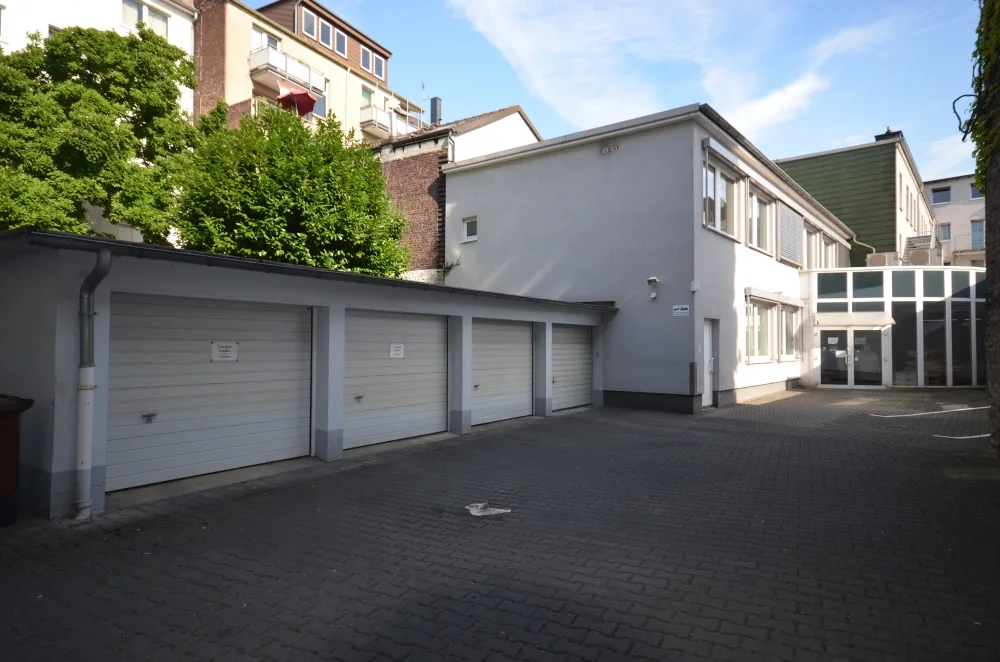 4 Garagen und Anbau