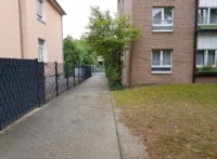 Fußweg Garagen