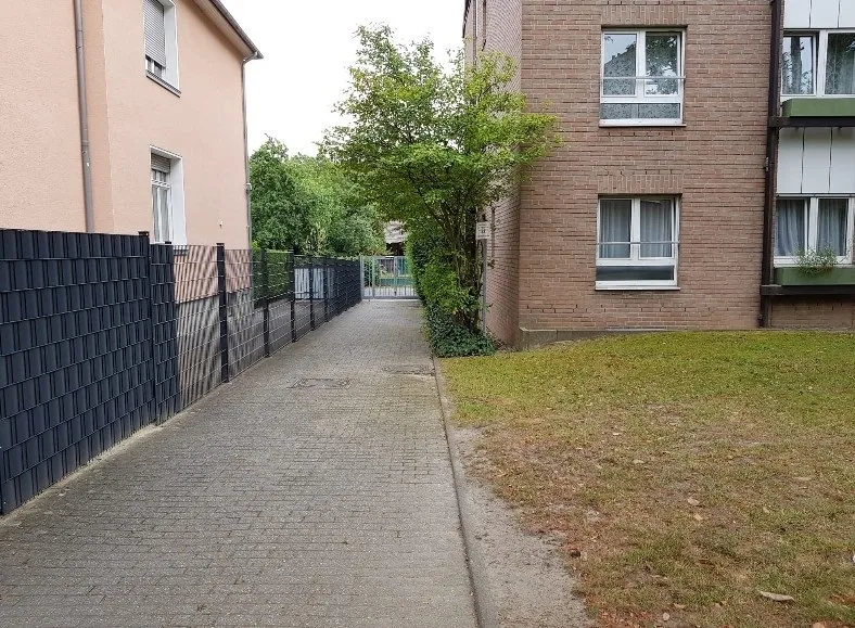 Fußweg Garagen