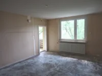 Wohnbereich und Ausgang zur Loggia