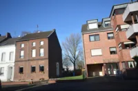 Vorderansicht mit Baugrundstück