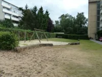 Spielfläche vor dem Haus