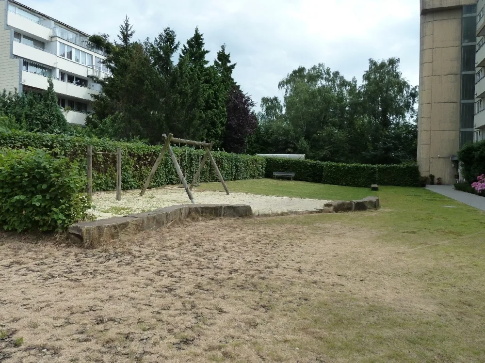 Spielfläche vor dem Haus
