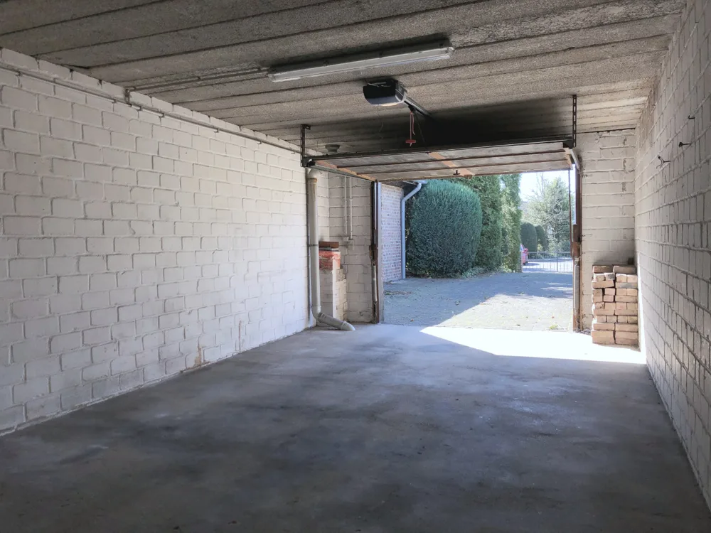 übergroße Garage von innen