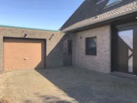 Hauseingang und Garage