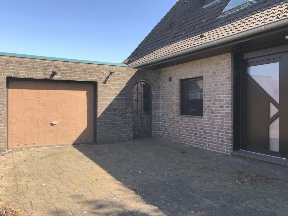 Hauseingang und Garage