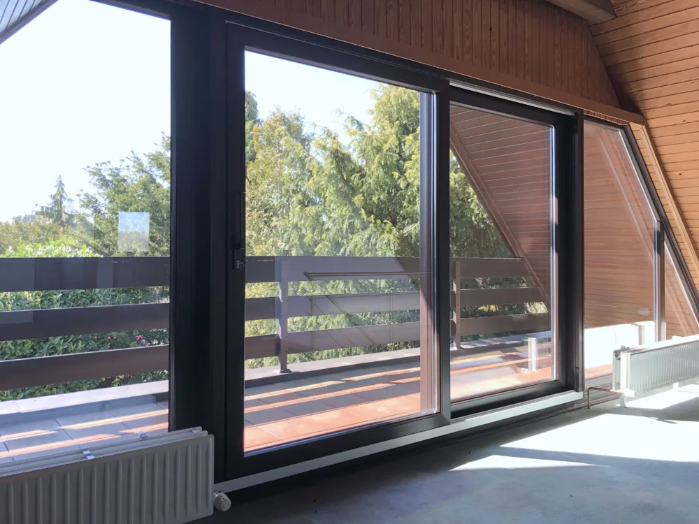 Studio im Dachgeschoss mit Schiebeanlage zur Loggia