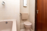 Bad Foto 2 - Kapitalanlage oder Zuhause: Attraktive 2-Zimmer-Wohnung mit Loggia in top gepflegter Wohnresidenz