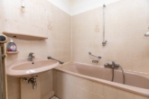 Bad Foto 1 - Kapitalanlage oder Zuhause: Attraktive 2-Zimmer-Wohnung mit Loggia in top gepflegter Wohnresidenz