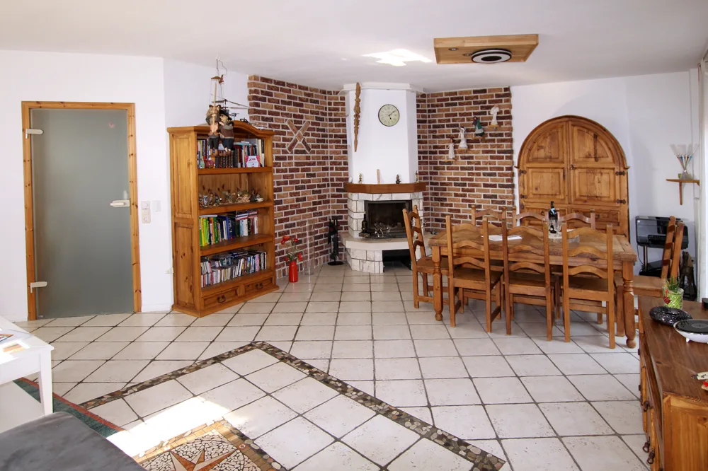 Wohnzimmer mit Kamin