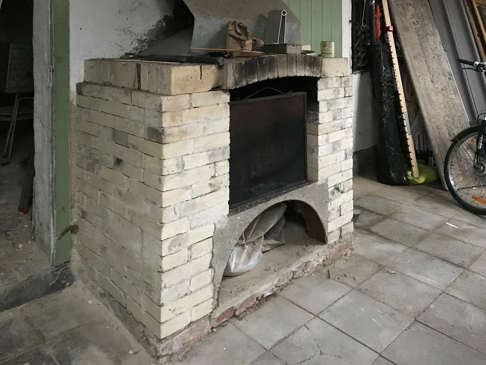 Kamin im Innenhof