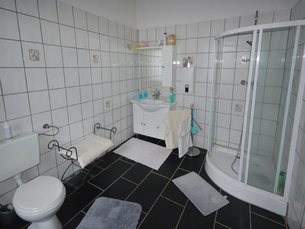 ... modernisiertem Bad en suite ...