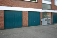 Hauseingang und Garage