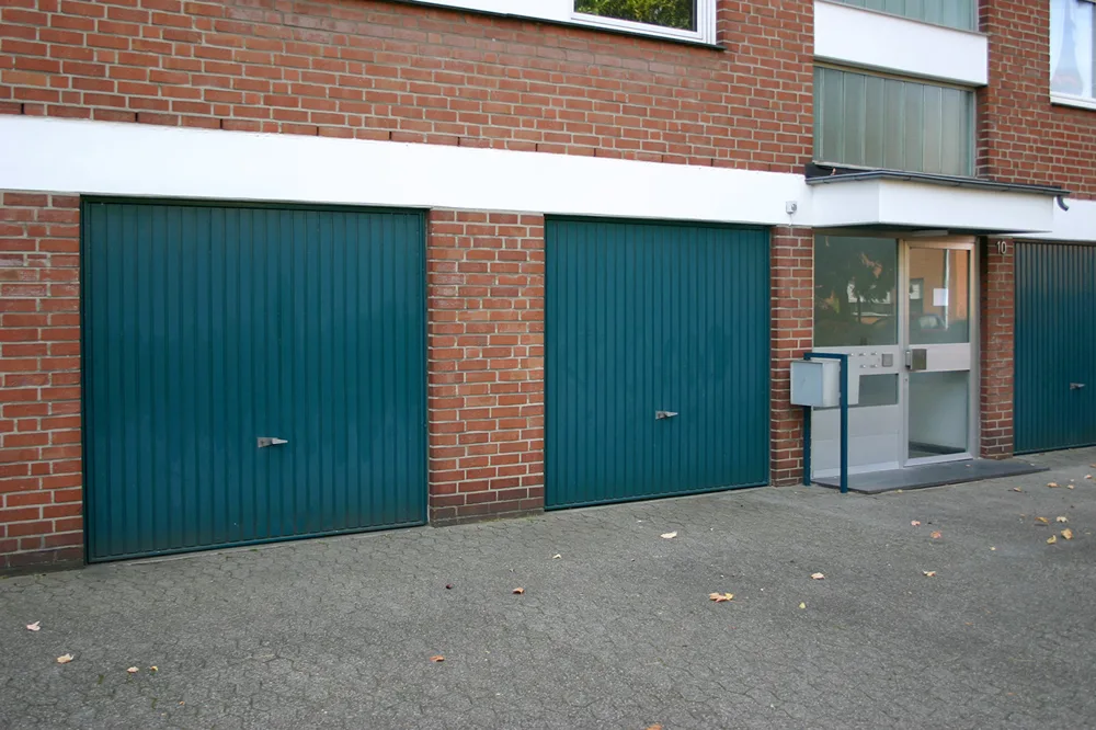 Hauseingang und Garage