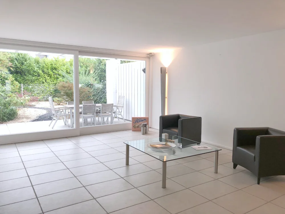Wohnzimmer mit raumbreiter Schiebeanlage ...