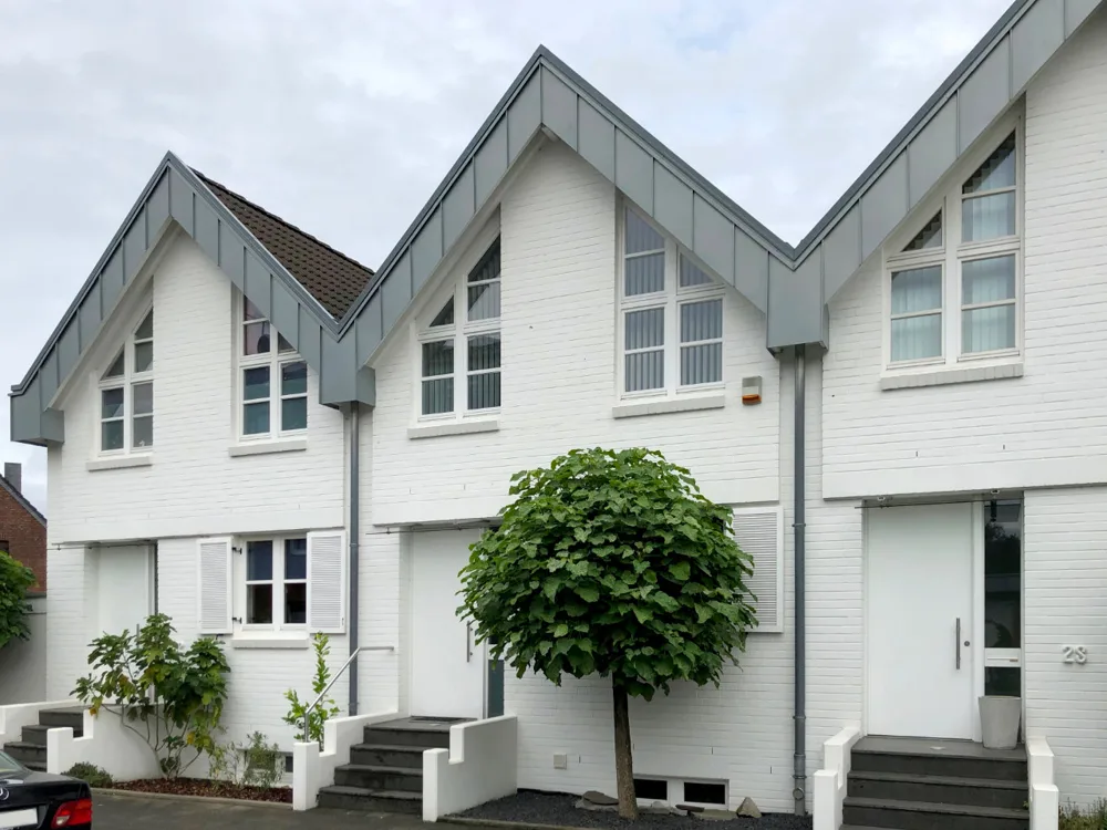 Vorderansicht des gepflegten Hauses