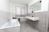 Bad - Foto 1 - Freistehendes A+ Raumwunder (Bj. 2019/20): Zukunftssicheres Wohnen mit Premium-Extras!