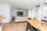Blick in den Wohnbereich - Freistehendes A+ Raumwunder (Bj. 2019/20): Zukunftssicheres Wohnen mit Premium-Extras!