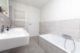 Bad - Foto 5 - Freistehendes A+ Raumwunder (Bj. 2019/20): Zukunftssicheres Wohnen mit Premium-Extras!