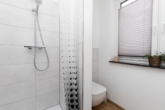Gäste-WC mit Dusche - Foto 1 - Freistehendes A+ Raumwunder (Bj. 2019/20): Zukunftssicheres Wohnen mit Premium-Extras!