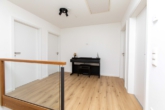 Flurbereich OG - Foto 1 - Freistehendes A+ Raumwunder (Bj. 2019/20): Zukunftssicheres Wohnen mit Premium-Extras!