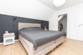 Schlafzimmer mit Blick in die Ankleide - Freistehendes A+ Raumwunder (Bj. 2019/20): Zukunftssicheres Wohnen mit Premium-Extras!