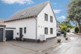 Hausansicht links - Freistehendes A+ Raumwunder (Bj. 2019/20): Zukunftssicheres Wohnen mit Premium-Extras!