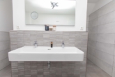 Bad - Foto 4 - Freistehendes A+ Raumwunder (Bj. 2019/20): Zukunftssicheres Wohnen mit Premium-Extras!