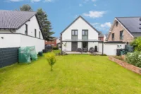 Hausrückansicht mit Blick auf die Garage 1