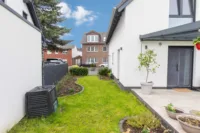 linker Gartenbereich