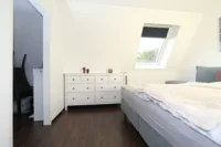 Schlafzimmer mit Blick in die Ankleide