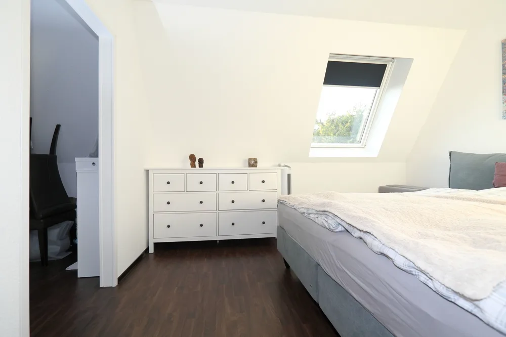 Schlafzimmer mit Blick in die Ankleide
