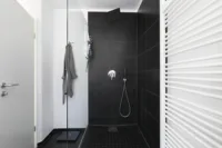 großzügige Walk in Dusche