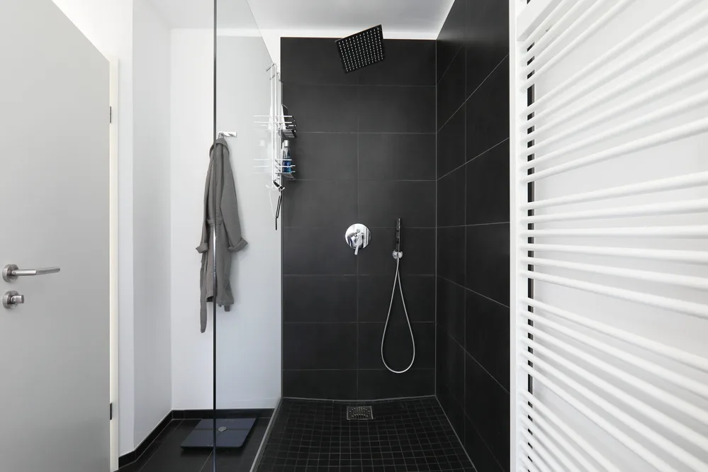 großzügige Walk in Dusche