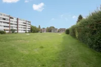 großzügige Grünflächen