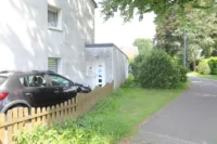 Eingangsbereich und Stellplatz