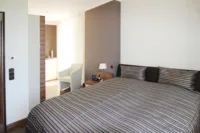 Schlafzimmer mit Bick ins Ankleidezimmer