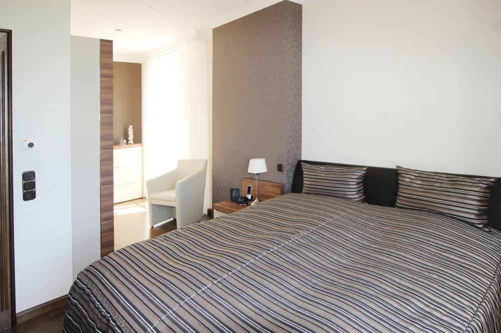 Schlafzimmer mit Bick ins Ankleidezimmer
