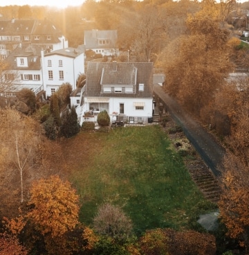 Luftbild - Freistehendes Zweifamilienhaus mit großem Baugrundstück in bester Lage von Mönchengladbach-Windberg