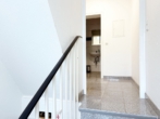 Treppenaufgang zum 1. Obergeschoss - +Attraktives EFH mit Potenzial … Ideal für Familien, Generationen oder individuelle Wohnkonzepte+